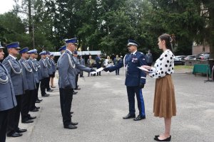 Komendant Wojewódzki Policji w Olsztynie wręcza akt mianowania na wyższy stopień służbowy dla awansowanego policjanta.