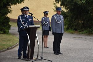 Komendant Wojewódzki Policji w Olsztynie w trakcie przemówienia.