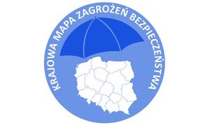Logo KMZB, Niebieskie koło, w nim błękitny parasol a pod nim Polska też w kolorze niebieskim. Wokół napis KRAJOWA MAPA ZAGROŻEŃ BEZPIECZEŃSTWA.