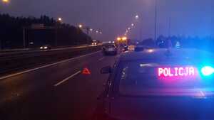 miejsce zdarzenia drogowego, błyski radiowozu policyjnego