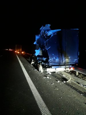 zniszczone auto dostawcze uczestniczące w zdarzeniu drogowym na drodze S7