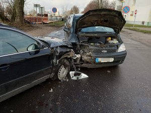 miejsce zdarzenia drogowego, dwa pojazdy osobowe, zderzenie czołowe