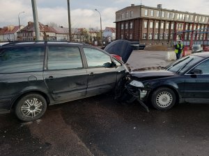 miejsce zdarzenia drogowego, dwa pojazdy osobowe, zderzenie czołowe