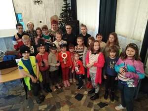 policjantka z dziećmi podczas spotkania profilaktycznego