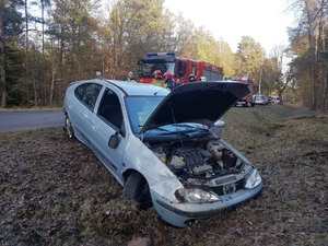 auto uczestniczące w zdarzeniu drogowym, uniesiona pokrywa silnika pojazdu