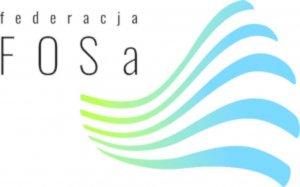 Logo Federacji FOSa. W lewym górnym rogu napis, prawa stronę zajmuje grafika - 5 fal w kolorze zielono - niebieskim.