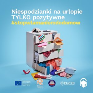 Niebieskie tło. W centralnej części biała komoda z częściowo powysuwanymi szufladami, z których wysypują się rzeczy. Na górze hasło kampanii stop włamaniom do domów.