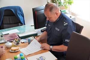 Komendant nidzickiej Komendy w trakcie podpisywania porozumienia.