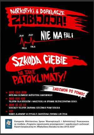 Plakat kampanii. Narkotyki i dopalacze zabijają- szkoda Ciebie na takie patoklimaty. Czerne tło, na nim biało czerwone napisy, między innymi dane kontaktowe gdzie można uzyskać pomoc.