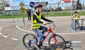 Powiatowy Turniej Bezpieczeństwa w Ruchu Drogowym. zawodnik podczas pokonywania miasteczka rowerowego.