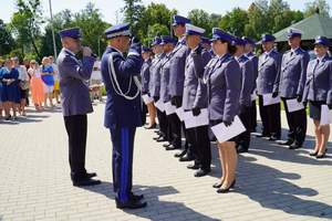 Dwa szeregi policjantów, przed nimi komendant Wojewódzki Policji w Olsztynie.