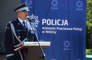 Komendant Wojewódzki Policji w Olsztynie w trakcie przemowy.