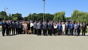 Powiatowe Obchody Święta Policji w Nidzicy. Zdjęcie grupowe policjantów i zaproszonych gości.