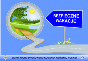 Niebieskie tło. Po prawej stronie niebieski znak a na nim napis Bezpieczne Wakacje. Znak stoi przy drodze. Po lewej stronie droga i koło a w nim las i woda.