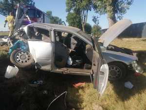 Pojazd Audi znajdujący się w przydrożnym rowie.