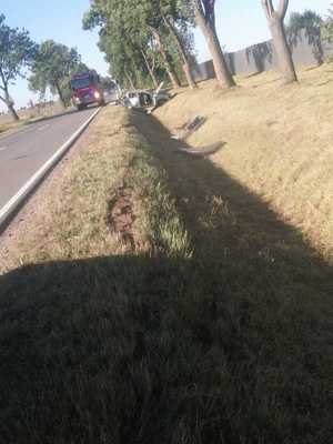 Pojazd Audi znajdujący się w przydrożnym rowie a w tle wóz straży pożarnej