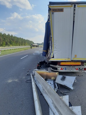 stojący na poboczu pojazd ciężarowy z uszkodzoną naczepą