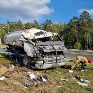 ciężarówka z cysterną na pasie zieleni z całkowicie zniszczoną kabiną