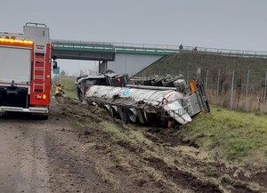 Pora dzienna. Cysterna leżąca na boku w rowie.