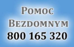 PLANSZA Z NIEBIESKIM TŁEM. NA NIM CZARNY NAPIS POMOC BEZDOMNYM 800 165 320