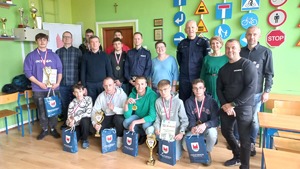 Młodzieżowy Turniej Motoryzacyjny w powiecie nidzickim - zdjęcie grupowe uczestników, organizatorów i opiekunów.