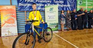 Sala sportowa. Zawodnik z rowerem górskim.
