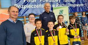 Zdjęcie grupowe. Zwycięska drużyna z opiekunem i I Zastępcą Komendanta Powiatowego Policji.