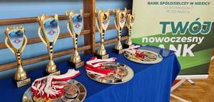 Stolik z medalami i pucharami.