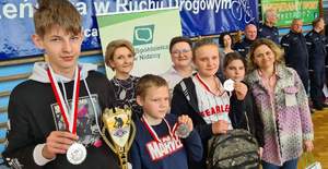 Zdjęcie grupowe. drużyna raz z opiekunem, organizatorem i przedstawicielką władz samorządowych.