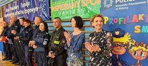 Zdjęcie grupowe. Policjanci  i przedstawiciele władz lokalnych