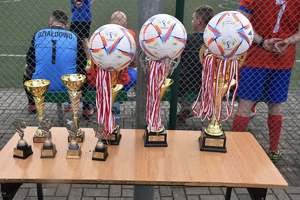 Puchary i medale oraz piłki dla zwycięzców turnieju.