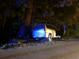 Pora nocna. Pojazd osobowy marki Peugeot uczestniczący w kolizji drogowej w m. Kuce, auto w kolorze szarym. Przodem skierowane na przydrożne krzaki.