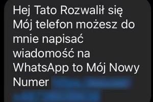 Treść wiadomości SMS na grafitowym tle. Teks informujący o uszkodzonym telefonie i prośbą o kontakt za pośrednictwem wskazanego numeru.
