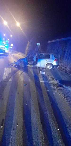 Pora nocna. Auto osobowe rozbite stojącej na drodze.
