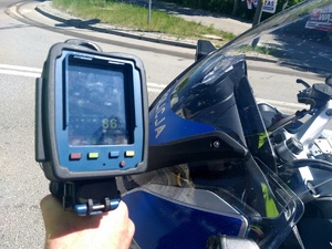 Laser. Zbliżenie na wyświetlacz miernika prędkości jazdy.