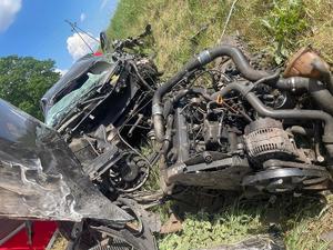 Miejsce wypadku drogowego ze skutkiem śmiertelnym. Auto rozbite na skutek zderzenia znajdujące się na trawie poza droga.