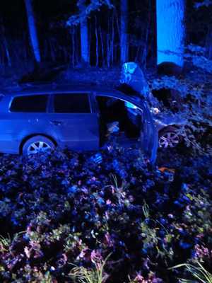 Miejsce wypadku drogowego. Rozbite czołowo o drzewo auto osobowe.