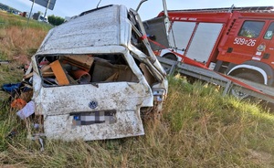 Bus rozbity podczas wypadku. na zdjęciu tył pojazdu.