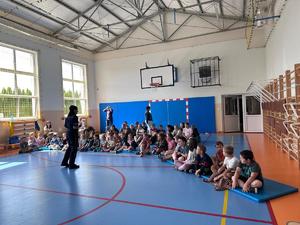 Policjant z dziećmi na spotkaniu.