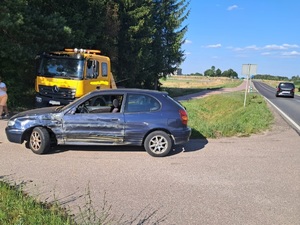 Uszkodzony pojazd osobowy. Za nim stoi laweta.