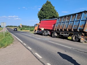 Pojazd ciężarowy w rowie.