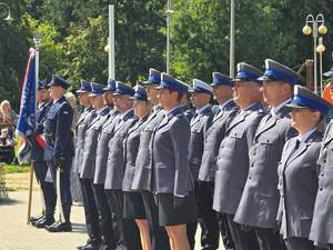 Policjanci w mundurach galowych stojący w dwuszeregu.