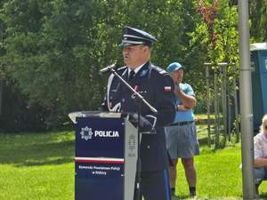 Komendant Powiatowy Policji w Nidzicy w trakcie przemówienia.