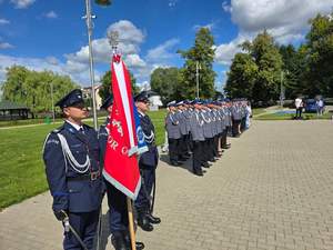 Poczet Sztandarowy KPP w Nidzicy i policjanci uczestniczący w uroczystości.