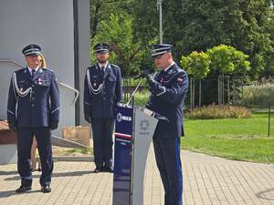 Zastępca Komendanta Wojewódzkiego w Olsztynie w trakcie przemówienia.