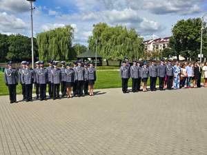 Policjanci i pracownicy cywilni uczestniczący w uroczystości.