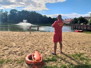 Ratownik wodny stojący na plaży.