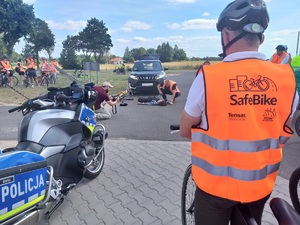 Policjanci biorący udział w kampanii podczas obsługi symulowanych zdarzeń drogowych