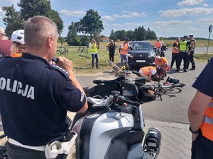 Policjanci biorący udział w kampanii podczas obsługi symulowanych zdarzeń drogowych
