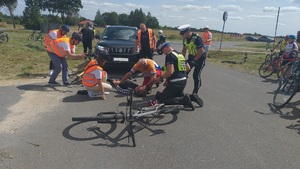 Policjanci biorący udział w kampanii podczas obsługi symulowanych zdarzeń drogowych